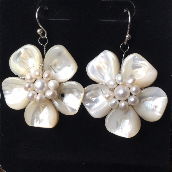 Handcrafted shell and pearl flower earrings - Picture 1 of 1